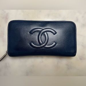 100% Authentic 💎 Pre-owned Chanel CC caviar zip wallet